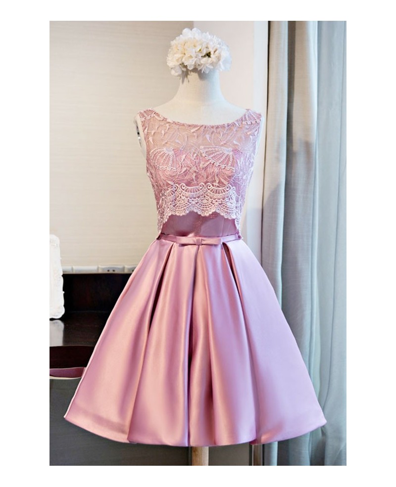 Chic Ball-gown Scoop Neck Short Satin Homecoming Dress With Lace